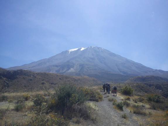Inicio de caminhada rumo ao topo do vulcão El Mistí, em Arequipa - Peru